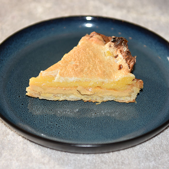 Sitronterte – Torta de limón Ingredienser: Bunnen: 250 g Hvetemel 1ss Melis 90 g Smør (i terninger) 1 ss Olje (raps eller solsikke) 1 Eggeplomme Ca 1 ½ dl Vann 1 Eggehvite (lett pisket) Fyllet: 3 Eggeplommer 1 Sitron (skall) 1 boks Vikingemelk 2-3 Sitroner (saft) Sitronkrem: 100 g Sukker 2 Sitroner (skall) 150 g Sitronsaft (ca 1 ½ dl) 2 Egg store 1 ss (strøken) Maisenna Marengs (toppingen): 3 Eggehviter 1 klype Salt 2 ss Sukker 1 ss Hvetemel https://heidisboble.no/ @heidisboble