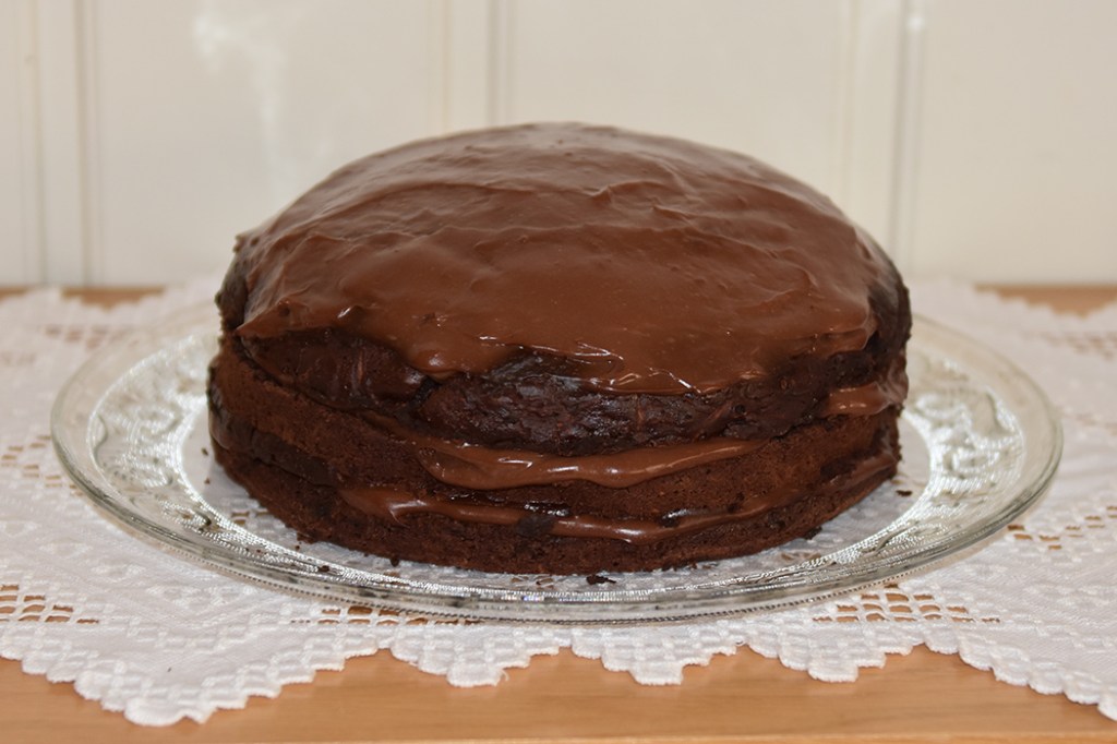 Vegansk Sjokoladekake med squash og eplemos Ingredienser 500 g Hvetemel 250 g Rørsukker (vegansk = ikke raffinert) 100 g Kakaopulver 3 ts Bakepulver 1 ts Natron 1 ½ ts Vaniljeekstrakt 7 ½ dl Havremelk 150 g Eplemos (vegansk) 2 ½ ts Eplesider eddik 450 g Squash (raspet, ca 7 ½ dl) Fyll og Topping: 225 g Smør (melkefritt og mykt) 3 ss Havremelk 40 g Kakaopulver 10 dl Melis Alternativt: 100 Margarin (melkefri eller vegansk) 200 g Kremost (melkefritt og mykt) 3 ss Havremelk 40 g Kakaopulver 1 ts Vanilje ekstrakt Ca 400 g Melis https://heidisboble.no/ @heidisboble