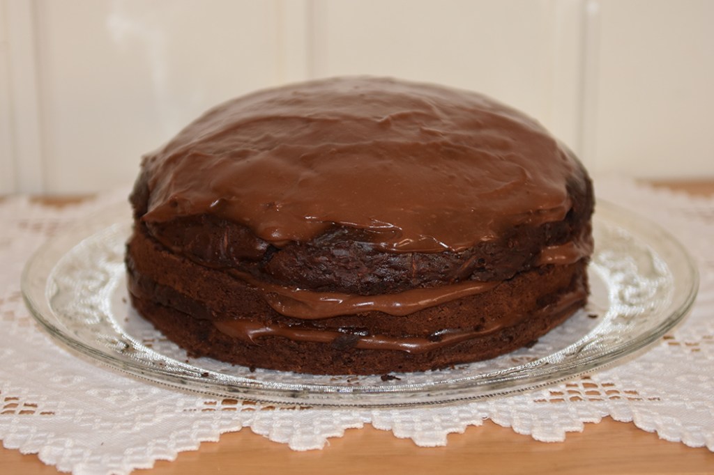 Vegansk Sjokoladekake med squash og eplemos Ingredienser 500 g Hvetemel 250 g Rørsukker (vegansk = ikke raffinert) 100 g Kakaopulver 3 ts Bakepulver 1 ts Natron 1 ½ ts Vaniljeekstrakt 7 ½ dl Havremelk 150 g Eplemos (vegansk) 2 ½ ts Eplesider eddik 450 g Squash (raspet, ca 7 ½ dl) Fyll og Topping: 225 g Smør (melkefritt og mykt) 3 ss Havremelk 40 g Kakaopulver 10 dl Melis Alternativt: 100 Margarin (melkefri eller vegansk) 200 g Kremost (melkefritt og mykt) 3 ss Havremelk 40 g Kakaopulver 1 ts Vanilje ekstrakt Ca 400 g Melis https://heidisboble.no/ @heidisboble