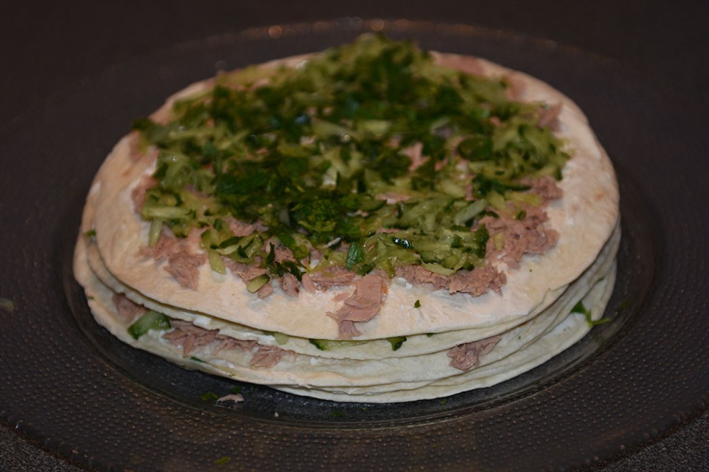 Tortillakake med tunfisk, røket laks og agurk Ingredienser 1 pakke Hvetetorillas (små, myke) 1 dl Rømme 1 pk Philadelphia (200 g) 1 Agurk (raspet) 1 bunt Persille (hakket) 1 bx Tunfisk (i vann eller olje) 4 – 6 skiver Røket laks Cherrytomater (valgfritt) https://heidisboble.no/ @heidisboble