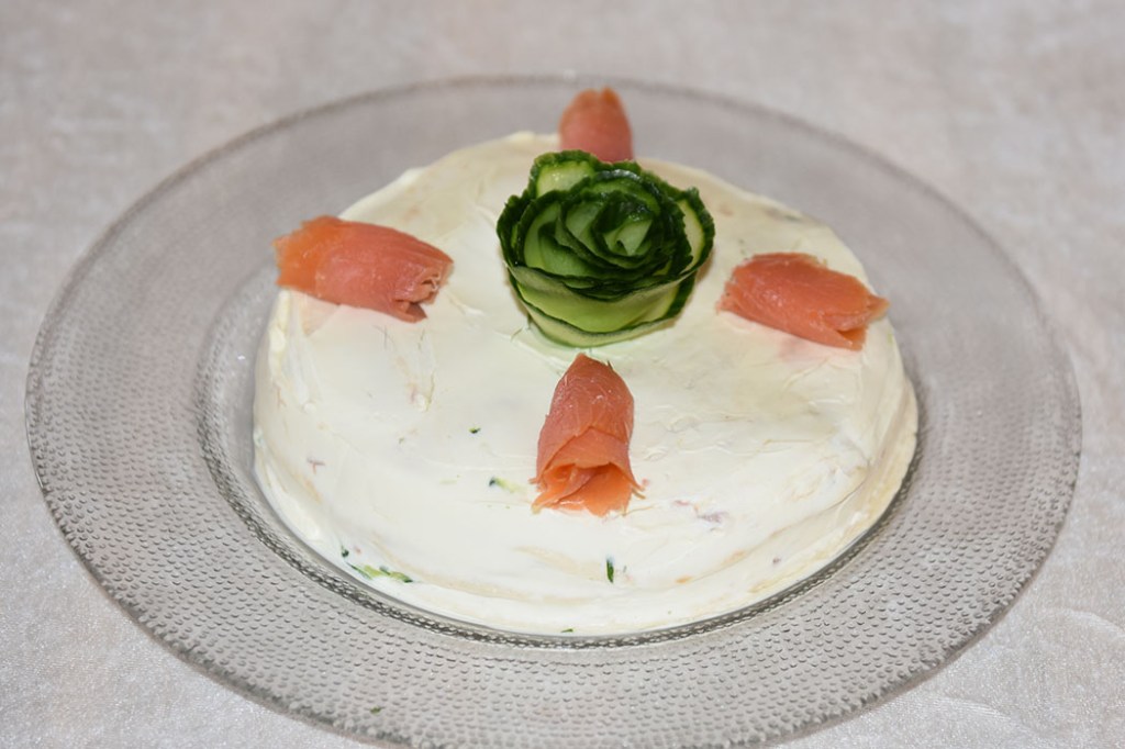 Tortillakake med tunfisk, røket laks og agurk Ingredienser 1 pakke Hvetetorillas (små, myke) 1 dl Rømme 1 pk Philadelphia (200 g) 1 Agurk (raspet) 1 bunt Persille (hakket) 1 bx Tunfisk (i vann eller olje) 4 – 6 skiver Røket laks Cherrytomater (valgfritt) https://heidisboble.no/ @heidisboble