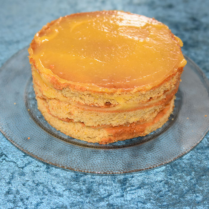 Sitronmarengskake Ingredienser Sitronkrem: 200 g Sukker 3 Sitroner (skall) 150 g Sitronsaft (ca 1 ½ dl) 3 Egg store 1 ss Maisenna Kakebunnen: 85 g Sukker 50 g Vann (½ dl) 300 g Smør (mykt) 200 g Sukker 75 g Sukker (lyst brunt) 300 g Hvetemel 4 ts Bakepulver 5 Egg (romtempererte) 25 g Maisenna 4 Sitroner (skall) Karamelliserte sitronskiver: 1 Sitron (skivet) 350 g Vann (3 ½ dl) 175 g Sukker Italiensk marengs: 250 g Sukker 150 g Vann (1 ¾ dl) 5 Eggehviter ½ ts Eddik https://heidisboble.no/ @heidisboble