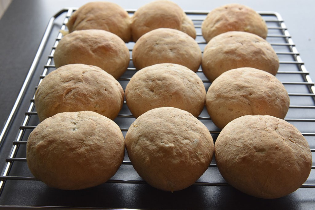 Squash-rundstykker Porsjoner Tid Vanskelighetsgrad Ca 20 3 timer Enkel Ingredienser: 1 pk Gjær (50 g) 1 dl Vann 6 dl Kefir ½ dl Olivenolje 100 g Squash (revet) ½ ss Salt 300 g Sammalt hvete (fin) (5 dl) 500-600 g Hvetemel (8 ½ dl) https://heidisboble.no/ @heidisboble