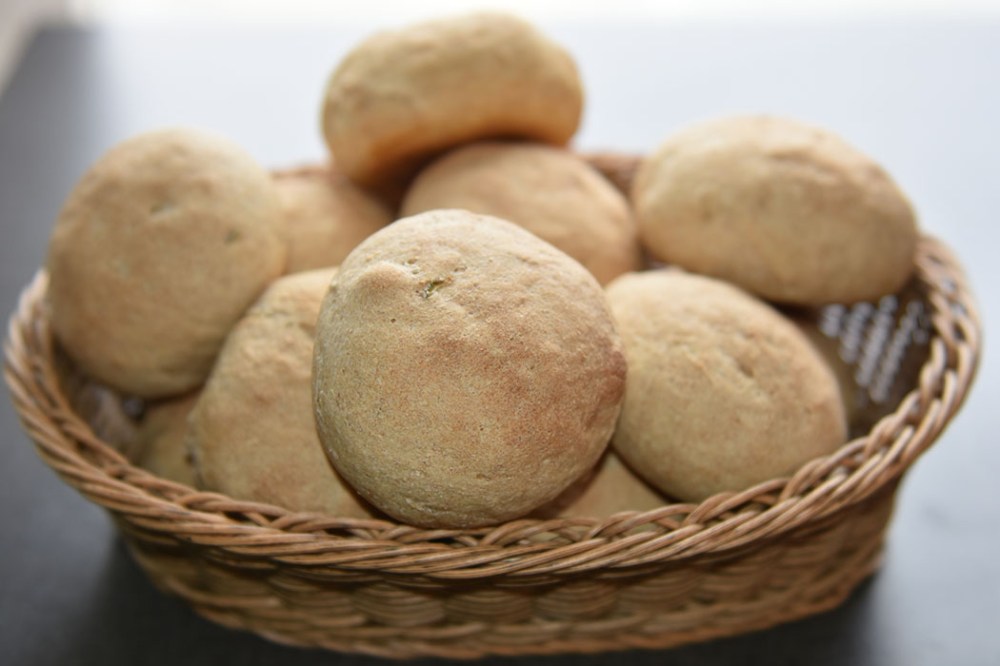 Squash-rundstykker Porsjoner Tid Vanskelighetsgrad Ca 20 3 timer Enkel Ingredienser: 1 pk Gjær (50 g) 1 dl Vann 6 dl Kefir ½ dl Olivenolje 100 g Squash (revet) ½ ss Salt 300 g Sammalt hvete (fin) (5 dl) 500-600 g Hvetemel (8 ½ dl) https://heidisboble.no/ @heidisboble