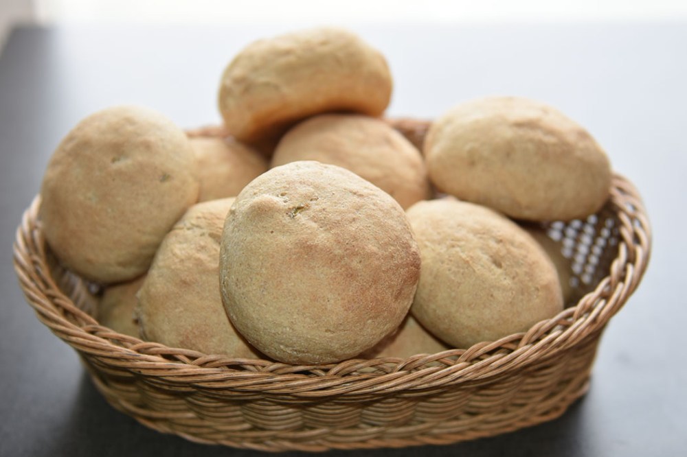 Squash-rundstykker Porsjoner Tid Vanskelighetsgrad Ca 20 3 timer Enkel Ingredienser: 1 pk Gjær (50 g) 1 dl Vann 6 dl Kefir ½ dl Olivenolje 100 g Squash (revet) ½ ss Salt 300 g Sammalt hvete (fin) (5 dl) 500-600 g Hvetemel (8 ½ dl) https://heidisboble.no/ @heidisboble