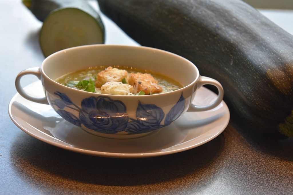 Squash suppe med brødkrutonger Porsjoner Tid Vanskelighetsgrad 2-3 75 min enkel Ingredienser 500 g Squash 1 Løk 4 fedd Hvitløk 2 ss Olje (raps) 5 dl Grønnsaksbuljong 130 g Erter frosne 40 g Parmesan (raspet) 10 g Basilikumblader 4 ss Fløte (eller melk) Krutonger: 2 Brødskiver 1 ss Olivenolje https://heidisboble.no/ @heidisboble