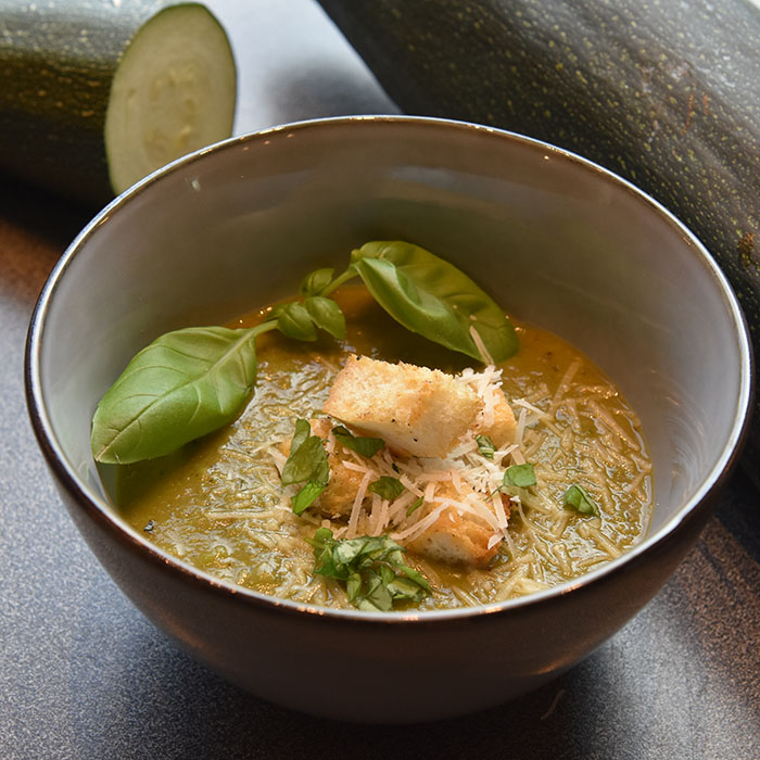 Squash suppe med brødkrutonger Porsjoner Tid Vanskelighetsgrad 2-3 75 min enkel Ingredienser 500 g Squash 1 Løk 4 fedd Hvitløk 2 ss Olje (raps) 5 dl Grønnsaksbuljong 130 g Erter frosne 40 g Parmesan (raspet) 10 g Basilikumblader 4 ss Fløte (eller melk) Krutonger: 2 Brødskiver 1 ss Olivenolje https://heidisboble.no/ @heidisboble