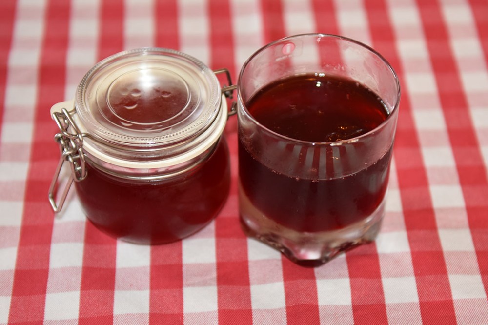 Stikkelsbærgele Ingredienser: 1 kg Stikkelsbær (godt modne) 1-2 dl Vann 800 g Sukker (pr. liter saft) https://heidisboble.no/ @heidisboble