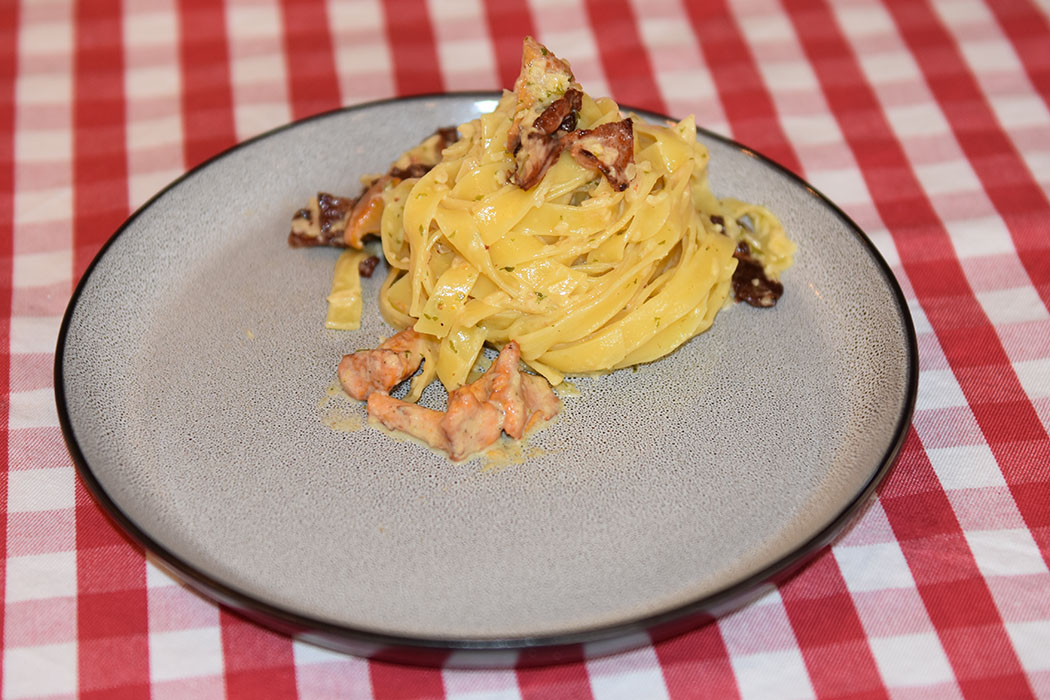 Tagliatelle med kantareller og bacon Ingredienser: 400 g Tagliatelle 150 g Bacon 1 fedd Hvitløk (hakket) ½ Løk (fin hakket) 200 g Kantareller ½ dl Vann 1 Buljongterning (grønnsak) 2 dl Fløte 20 g Parmesan ½ - 1 ss Persille (tørket) Salt og pepper https://heidisboble.no/ @heidisboble