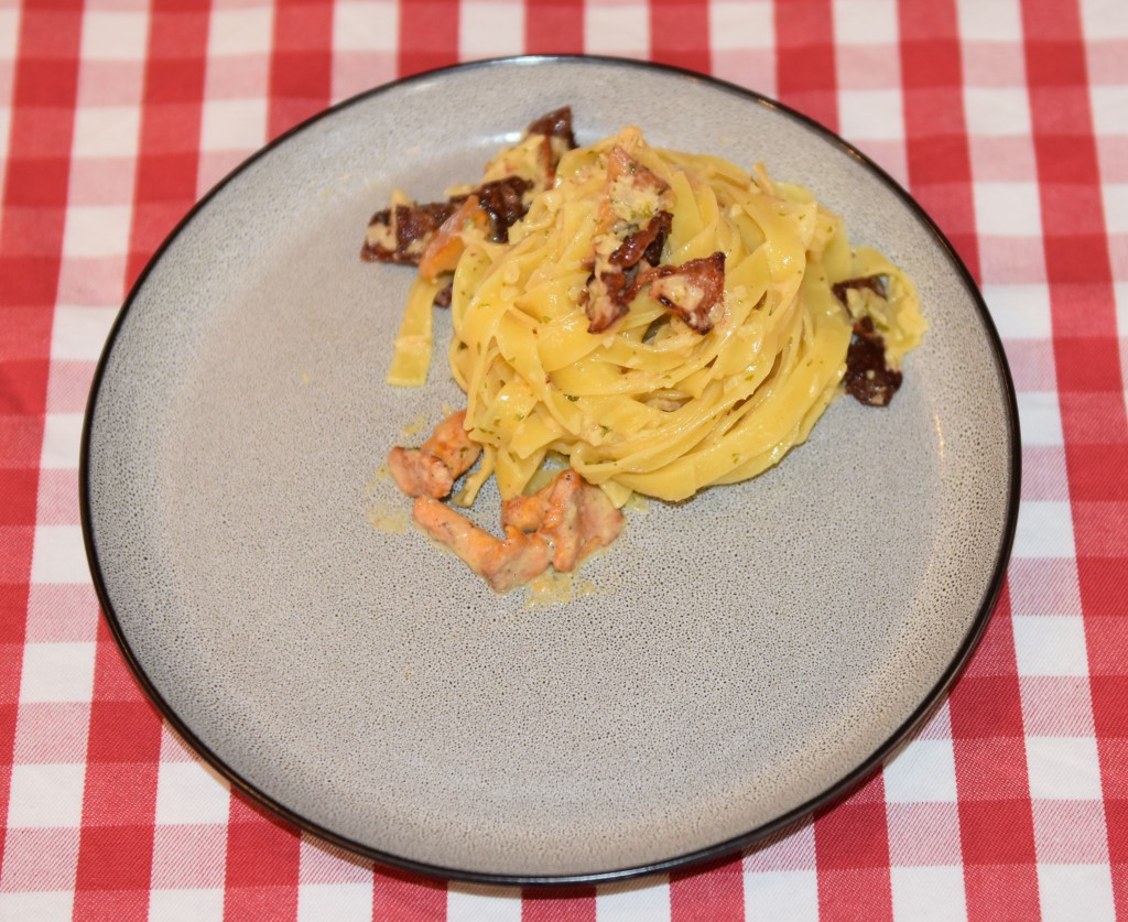 Tagliatelle med kantareller og bacon Ingredienser: 400 g Tagliatelle 150 g Bacon 1 fedd Hvitløk (hakket) ½ Løk (fin hakket) 200 g Kantareller ½ dl Vann 1 Buljongterning (grønnsak) 2 dl Fløte 20 g Parmesan ½ - 1 ss Persille (tørket) Salt og pepper https://heidisboble.no/ @heidisboble