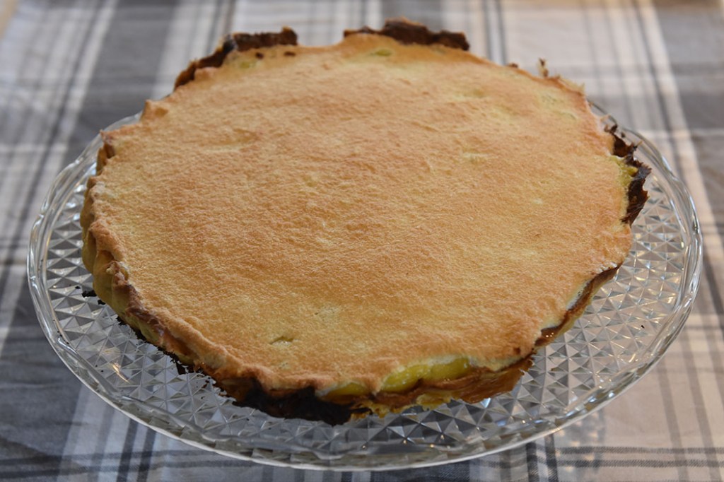 Sitronterte – Torta de limón Ingredienser: Bunnen: 250 g Hvetemel 1ss Melis 90 g Smør (i terninger) 1 ss Olje (raps eller solsikke) 1 Eggeplomme Ca 1 ½ dl Vann 1 Eggehvite (lett pisket) Fyllet: 3 Eggeplommer 1 Sitron (skall) 1 boks Vikingemelk 2-3 Sitroner (saft) Sitronkrem: 100 g Sukker 2 Sitroner (skall) 150 g Sitronsaft (ca 1 ½ dl) 2 Egg store 1 ss (strøken) Maisenna Marengs (toppingen): 3 Eggehviter 1 klype Salt 2 ss Sukker 1 ss Hvetemel https://heidisboble.no/ @heidisboble