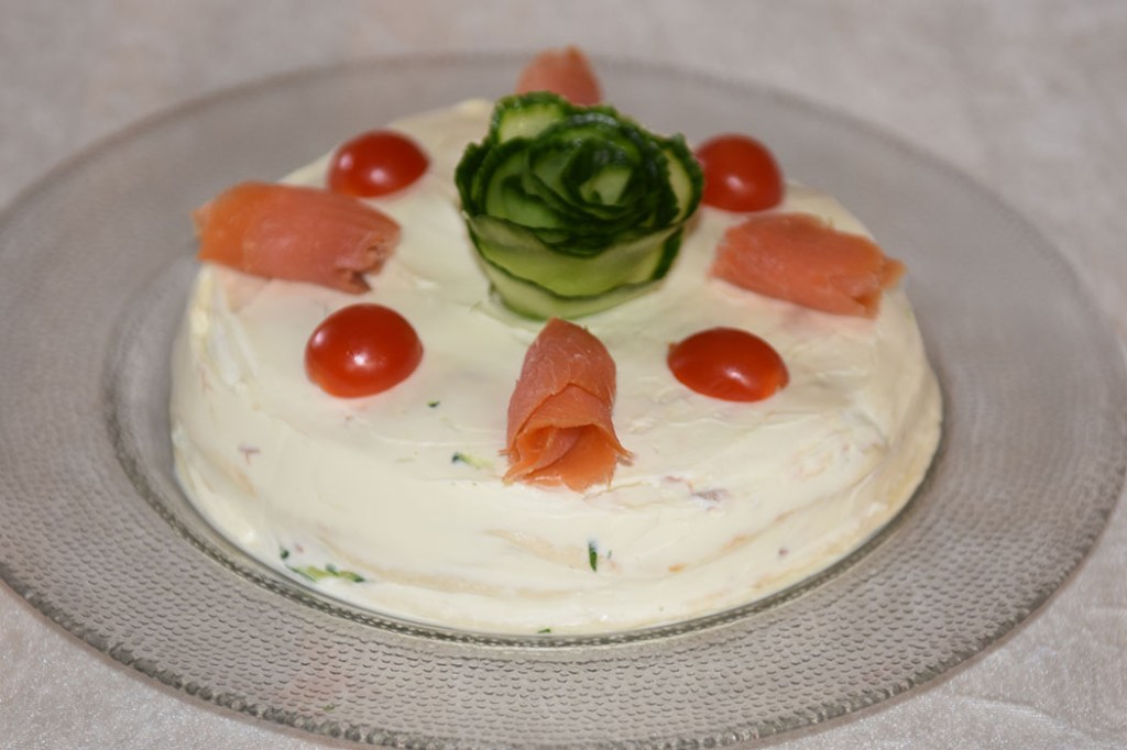 Tortillakake med tunfisk, røket laks og agurk Ingredienser 1 pakke Hvetetorillas (små, myke) 1 dl Rømme 1 pk Philadelphia (200 g) 1 Agurk (raspet) 1 bunt Persille (hakket) 1 bx Tunfisk (i vann eller olje) 4 – 6 skiver Røket laks Cherrytomater (valgfritt) https://heidisboble.no/ @heidisboble