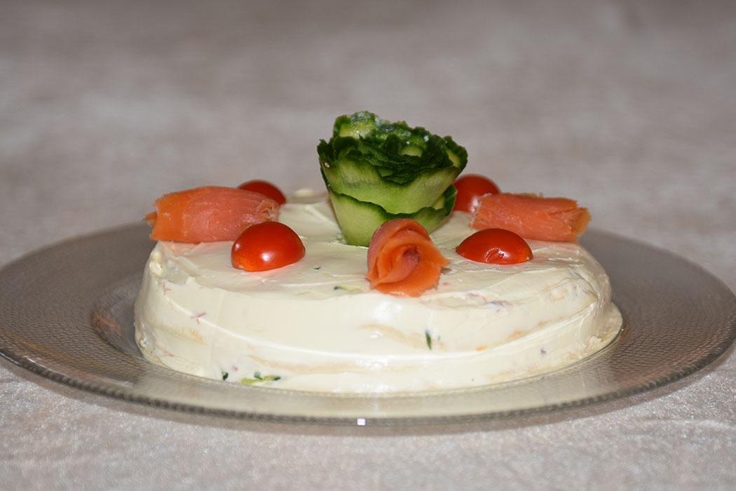 Tortillakake med tunfisk, røket laks og agurk Ingredienser 1 pakke Hvetetorillas (små, myke) 1 dl Rømme 1 pk Philadelphia (200 g) 1 Agurk (raspet) 1 bunt Persille (hakket) 1 bx Tunfisk (i vann eller olje) 4 – 6 skiver Røket laks Cherrytomater (valgfritt) https://heidisboble.no/ @heidisboble