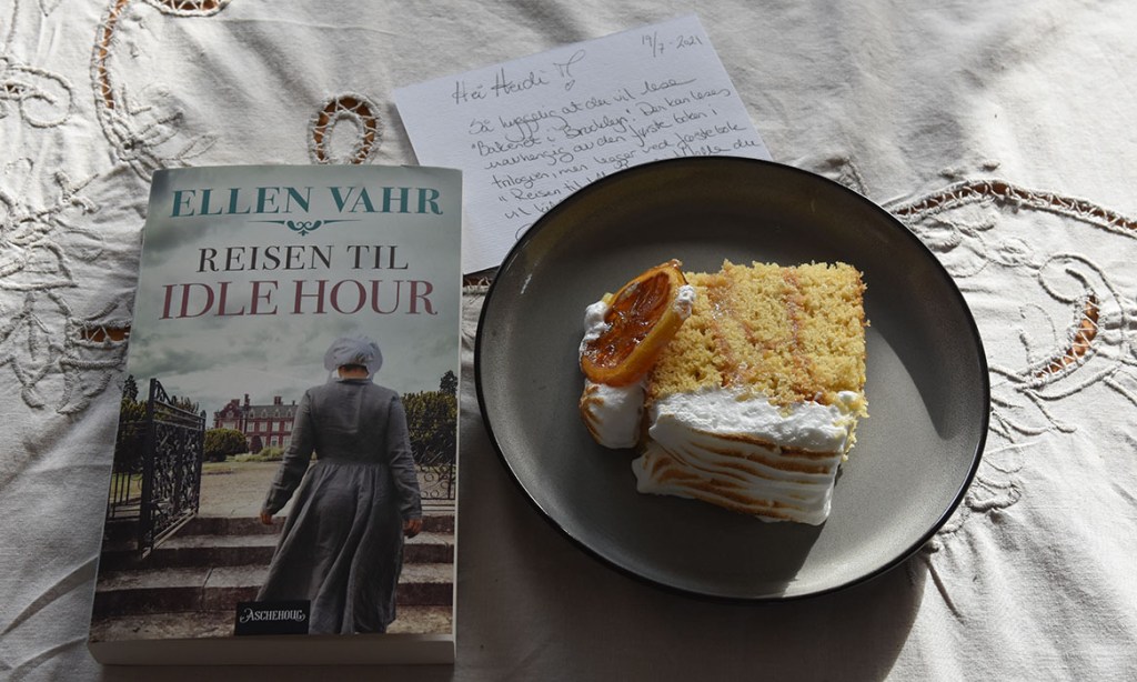 Vahr, Ellen (2020) «Reisen til Idle Hour», Aschehoug OG Sitronmarengskake Ingredienser Sitronkrem: 200 g Sukker 3 Sitroner (skall) 150 g Sitronsaft (ca 1 ½ dl) 3 Egg store 1 ss Maisenna Kakebunnen: 85 g Sukker 50 g Vann (½ dl) 300 g Smør (mykt) 200 g Sukker 75 g Sukker (lyst brunt) 300 g Hvetemel 4 ts Bakepulver 5 Egg (romtempererte) 25 g Maisenna 4 Sitroner (skall) Karamelliserte sitronskiver: 1 Sitron (skivet) 350 g Vann (3 ½ dl) 175 g Sukker Italiensk marengs: 250 g Sukker 150 g Vann (1 ¾ dl) 5 Eggehviter ½ ts Eddik https://heidisboble.no/ @heidisboble