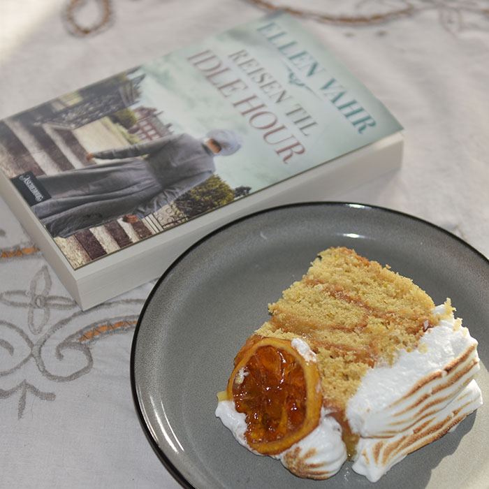 Vahr, Ellen (2020) «Reisen til Idle Hour», Aschehoug OG Sitronmarengskake Ingredienser Sitronkrem: 200 g Sukker 3 Sitroner (skall) 150 g Sitronsaft (ca 1 ½ dl) 3 Egg store 1 ss Maisenna Kakebunnen: 85 g Sukker 50 g Vann (½ dl) 300 g Smør (mykt) 200 g Sukker 75 g Sukker (lyst brunt) 300 g Hvetemel 4 ts Bakepulver 5 Egg (romtempererte) 25 g Maisenna 4 Sitroner (skall) Karamelliserte sitronskiver: 1 Sitron (skivet) 350 g Vann (3 ½ dl) 175 g Sukker Italiensk marengs: 250 g Sukker 150 g Vann (1 ¾ dl) 5 Eggehviter ½ ts Eddik https://heidisboble.no/ @heidisboble