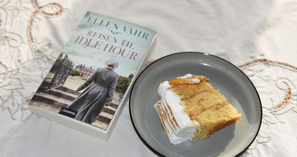 Vahr, Ellen (2020) «Reisen til Idle Hour», Aschehoug OG Sitronmarengskake Ingredienser Sitronkrem: 200 g Sukker 3 Sitroner (skall) 150 g Sitronsaft (ca 1 ½ dl) 3 Egg store 1 ss Maisenna Kakebunnen: 85 g Sukker 50 g Vann (½ dl) 300 g Smør (mykt) 200 g Sukker 75 g Sukker (lyst brunt) 300 g Hvetemel 4 ts Bakepulver 5 Egg (romtempererte) 25 g Maisenna 4 Sitroner (skall) Karamelliserte sitronskiver: 1 Sitron (skivet) 350 g Vann (3 ½ dl) 175 g Sukker Italiensk marengs: 250 g Sukker 150 g Vann (1 ¾ dl) 5 Eggehviter ½ ts Eddik https://heidisboble.no/ @heidisboble