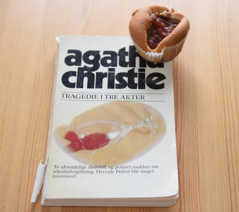 Christie, Agatha (1975) «Tragedie i tre akter» OG Muffins med rømme i deigen Ingredienser: 200 g Smør (romtemerert) 2 dl Sukker 4 Egg (romtemperert) 5 dl Hvetemel 1 ts Bakepulver 2 ½ dl Rømme https://heidisboble.no/ @heidisboble
