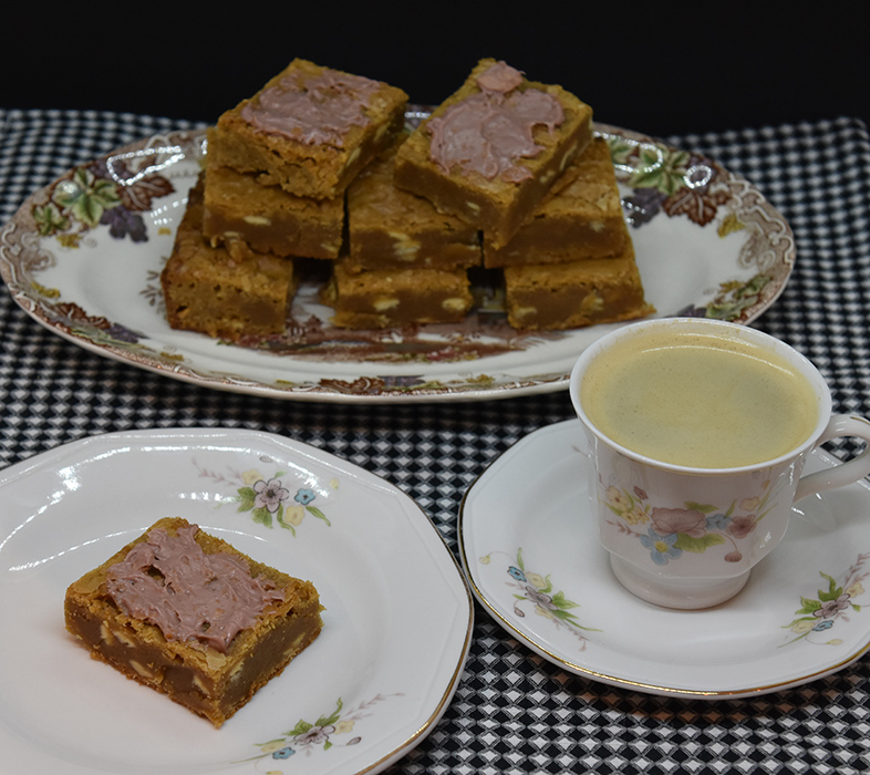 Ruby - sjokolade Blondies /Rød-sjokolade Brownies Ingredienser: 225 g Smør 225 g Sukker (brunt) 2 Egg 1 ss Vaniljesukker 225 g Mel 100 g Rød-sjokolade (smeltet) 150 g Rød-sjokolade chips eller grov hakket Pynt: 100 g Rød-sjokolade (smeltet) https://heidisboble.no/ @heidisboble