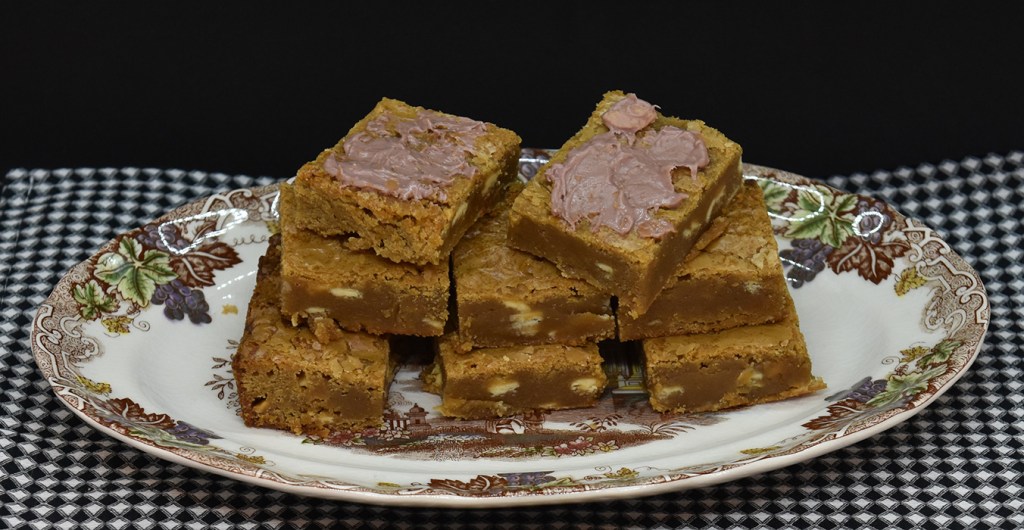 Ruby - sjokolade Blondies /Rød-sjokolade Brownies Ingredienser: 225 g Smør 225 g Sukker (brunt) 2 Egg 1 ss Vaniljesukker 225 g Mel 100 g Rød-sjokolade (smeltet) 150 g Rød-sjokolade chips eller grov hakket Pynt: 100 g Rød-sjokolade (smeltet) https://heidisboble.no/ @heidisboble