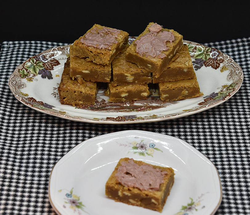 Ruby - sjokolade Blondies /Rød-sjokolade Brownies Ingredienser: 225 g Smør 225 g Sukker (brunt) 2 Egg 1 ss Vaniljesukker 225 g Mel 100 g Rød-sjokolade (smeltet) 150 g Rød-sjokolade chips eller grov hakket Pynt: 100 g Rød-sjokolade (smeltet) https://heidisboble.no/ @heidisboble