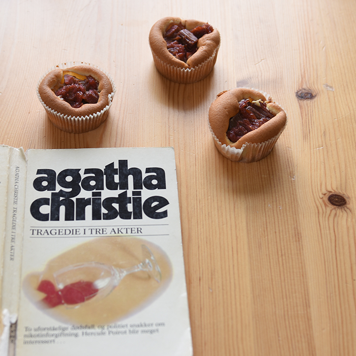 Christie, Agatha (1975) «Tragedie i tre akter» OG Muffins med rømme i deigen Ingredienser: 200 g Smør (romtemerert) 2 dl Sukker 4 Egg (romtemperert) 5 dl Hvetemel 1 ts Bakepulver 2 ½ dl Rømme https://heidisboble.no/ @heidisboble
