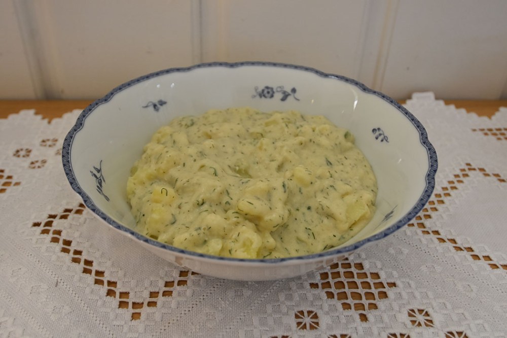 Røkt laks med dillstuede poteter Ingredienser 10 Poteter 2 ss Hvetemel 4 dl Melk ½ ts Salt ½ ts Pepper 3 ss Dill (hakket) https://heidisboble.no/ @heidisboble