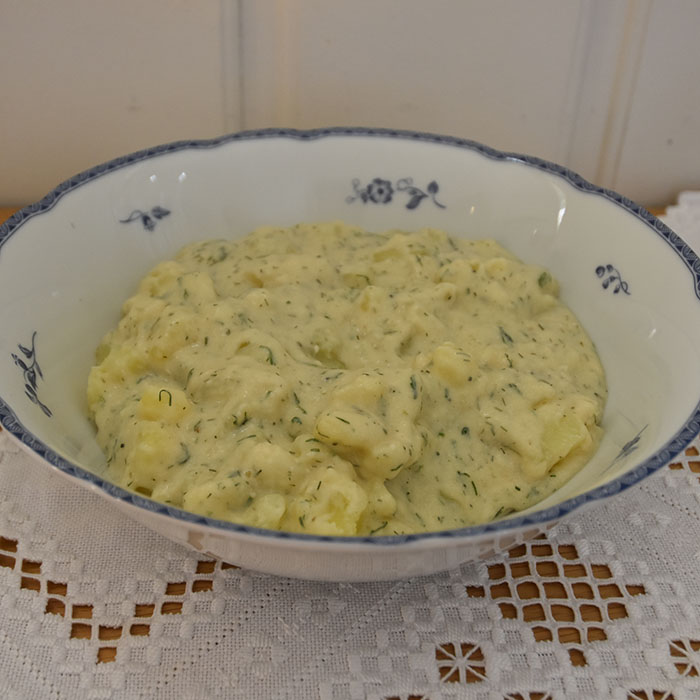 Røkt laks med dillstuede poteter Ingredienser 10 Poteter 2 ss Hvetemel 4 dl Melk ½ ts Salt ½ ts Pepper 3 ss Dill (hakket) https://heidisboble.no/ @heidisboble