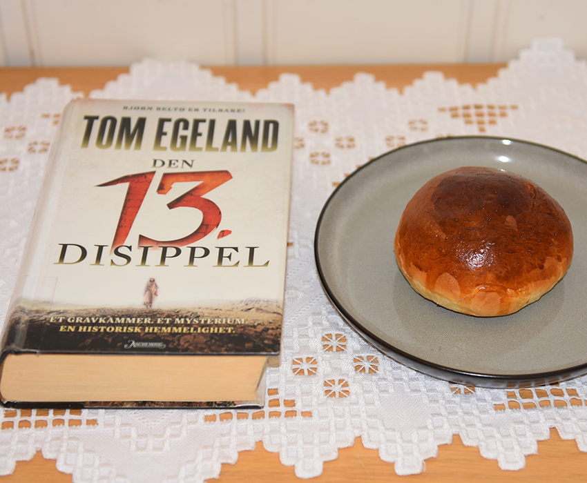 Egeland, Tom (2014) «Den 13. disippel», Aschehoug #5 og Boller Ingredienser 6 dl Melk 150 g Smør 1 pk Gjær 1 kg Hvetemel 1½ dl Sukker 1 Egg (sammepisket) https://heidisboble.no/ @heidisboble