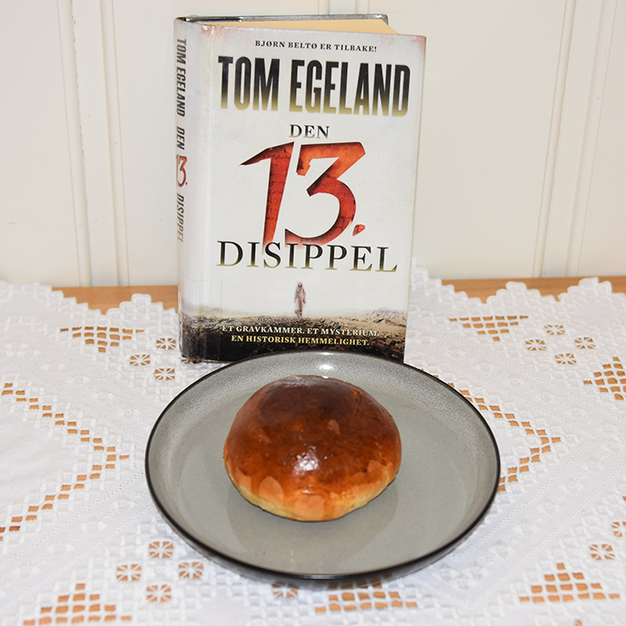 Egeland, Tom (2014) «Den 13. disippel», Aschehoug #5 og Boller Ingredienser 6 dl Melk 150 g Smør 1 pk Gjær 1 kg Hvetemel 1½ dl Sukker 1 Egg (sammepisket) https://heidisboble.no/ @heidisboble