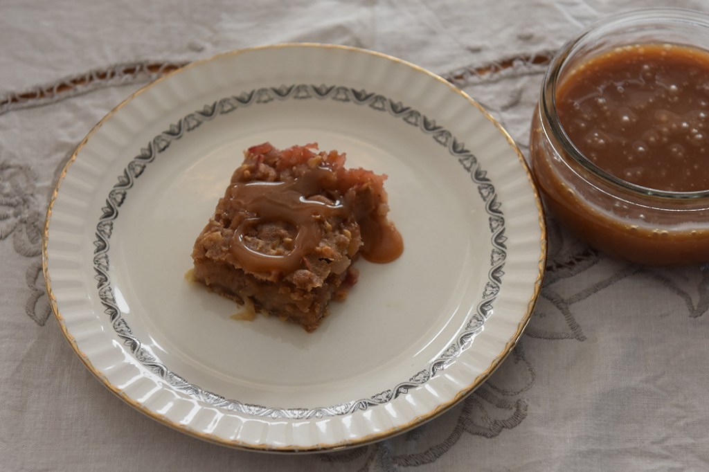 Epleblondies med salt karamellsaus Ingredienser: Epleblondie: 100 g Smør ½ dl Sukker 1 dl Sukker (brunt) 1 Egg 1 ts Vaniljesukker 2 ½ dl Mel 1 ts Kanel 500 g Epler (hakket) Salt karamellsaus 200 g Sukker 125 g Vann 50 g Smør 1 ¼ dl Kremfløte ½ ts Vaniljeekstrakt ½ ts Salt https://heidisboble.no/ @heidisboble