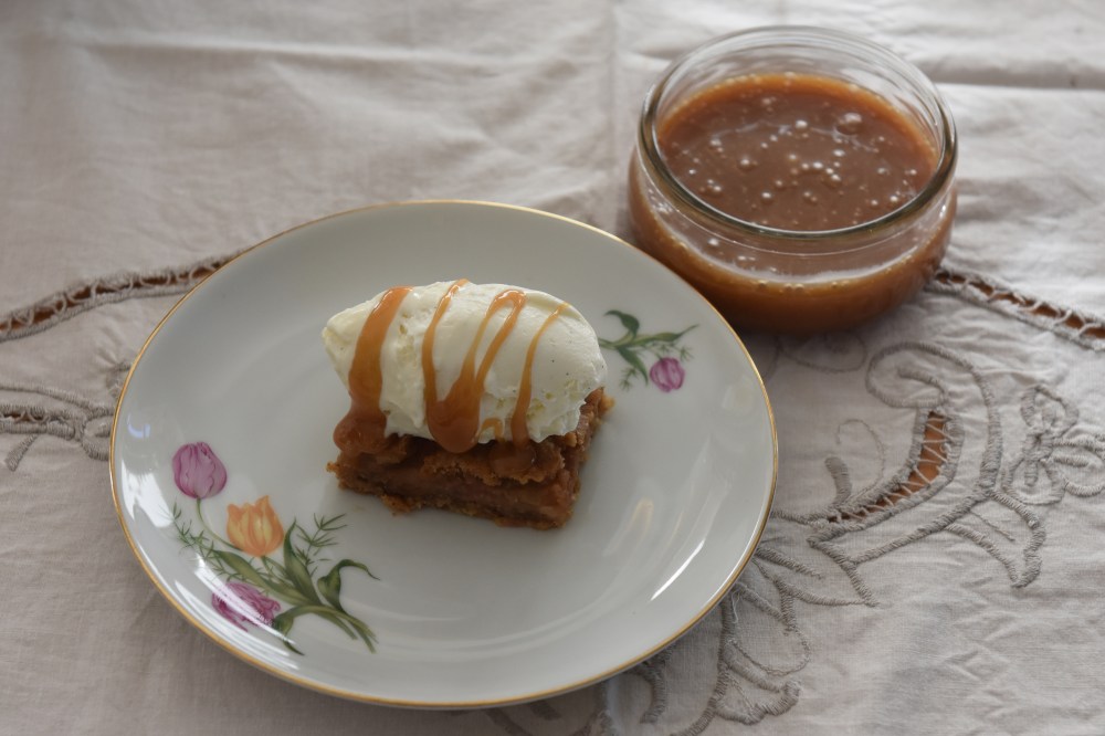 Epleblondies med salt karamellsaus Ingredienser: Epleblondie: 100 g Smør ½ dl Sukker 1 dl Sukker (brunt) 1 Egg 1 ts Vaniljesukker 2 ½ dl Mel 1 ts Kanel 500 g Epler (hakket) Salt karamellsaus 200 g Sukker 125 g Vann 50 g Smør 1 ¼ dl Kremfløte ½ ts Vaniljeekstrakt ½ ts Salt https://heidisboble.no/ @heidisboble