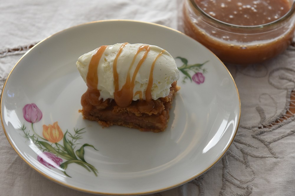 Epleblondies med salt karamellsaus Ingredienser: Epleblondie: 100 g Smør ½ dl Sukker 1 dl Sukker (brunt) 1 Egg 1 ts Vaniljesukker 2 ½ dl Mel 1 ts Kanel 500 g Epler (hakket) Salt karamellsaus 200 g Sukker 125 g Vann 50 g Smør 1 ¼ dl Kremfløte ½ ts Vaniljeekstrakt ½ ts Salt https://heidisboble.no/ @heidisboble