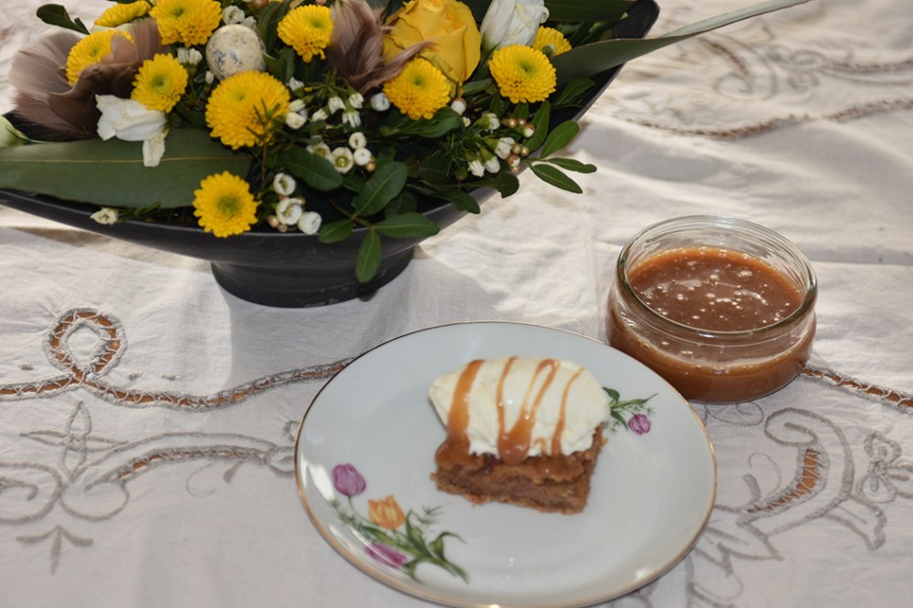 Epleblondies med salt karamellsaus Ingredienser: Epleblondie: 100 g Smør ½ dl Sukker 1 dl Sukker (brunt) 1 Egg 1 ts Vaniljesukker 2 ½ dl Mel 1 ts Kanel 500 g Epler (hakket) Salt karamellsaus 200 g Sukker 125 g Vann 50 g Smør 1 ¼ dl Kremfløte ½ ts Vaniljeekstrakt ½ ts Salt https://heidisboble.no/ @heidisboble