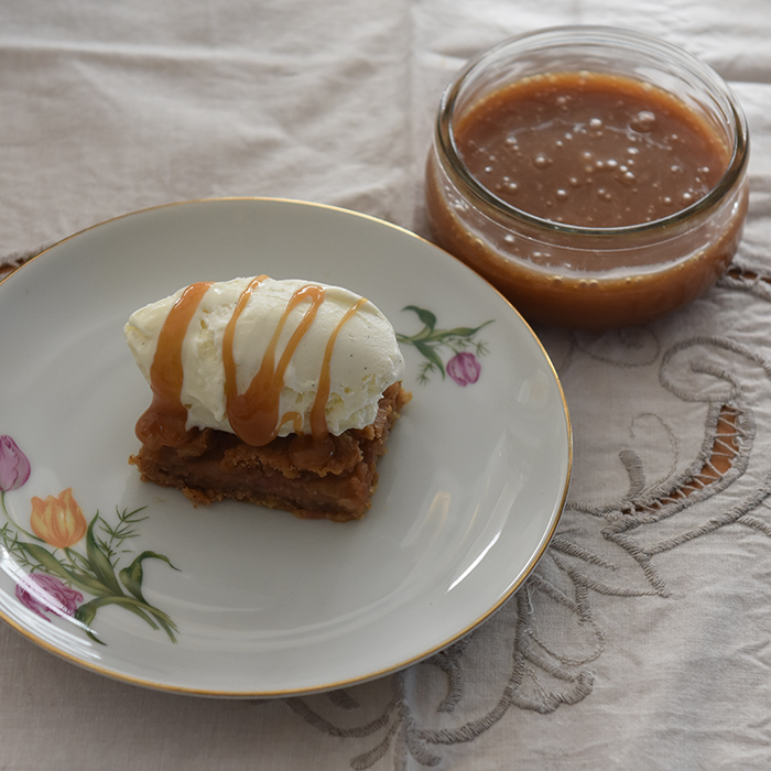 Epleblondies med salt karamellsaus Ingredienser: Epleblondie: 100 g Smør ½ dl Sukker 1 dl Sukker (brunt) 1 Egg 1 ts Vaniljesukker 2 ½ dl Mel 1 ts Kanel 500 g Epler (hakket) Salt karamellsaus 200 g Sukker 125 g Vann 50 g Smør 1 ¼ dl Kremfløte ½ ts Vaniljeekstrakt ½ ts Salt https://heidisboble.no/ @heidisboble