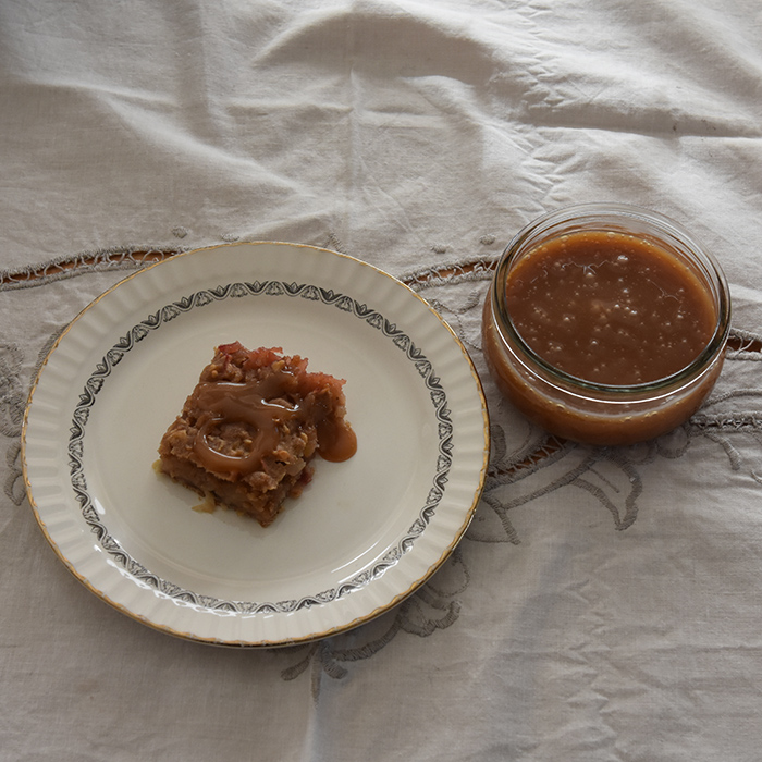 Epleblondies med salt karamellsaus Ingredienser: Epleblondie: 100 g Smør ½ dl Sukker 1 dl Sukker (brunt) 1 Egg 1 ts Vaniljesukker 2 ½ dl Mel 1 ts Kanel 500 g Epler (hakket) Salt karamellsaus 200 g Sukker 125 g Vann 50 g Smør 1 ¼ dl Kremfløte ½ ts Vaniljeekstrakt ½ ts Salt https://heidisboble.no/ @heidisboble