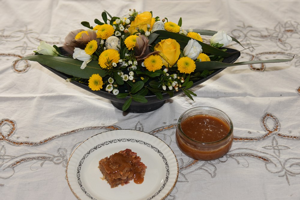 Epleblondies med salt karamellsaus Ingredienser: Epleblondie: 100 g Smør ½ dl Sukker 1 dl Sukker (brunt) 1 Egg 1 ts Vaniljesukker 2 ½ dl Mel 1 ts Kanel 500 g Epler (hakket) Salt karamellsaus 200 g Sukker 125 g Vann 50 g Smør 1 ¼ dl Kremfløte ½ ts Vaniljeekstrakt ½ ts Salt https://heidisboble.no/ @heidisboble