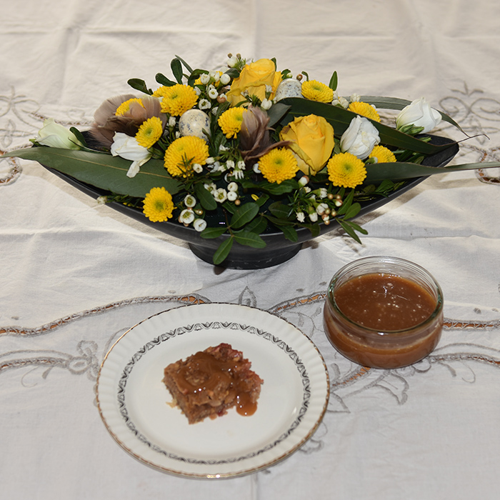 Epleblondies med salt karamellsaus Ingredienser: Epleblondie: 100 g Smør ½ dl Sukker 1 dl Sukker (brunt) 1 Egg 1 ts Vaniljesukker 2 ½ dl Mel 1 ts Kanel 500 g Epler (hakket) Salt karamellsaus 200 g Sukker 125 g Vann 50 g Smør 1 ¼ dl Kremfløte ½ ts Vaniljeekstrakt ½ ts Salt https://heidisboble.no/ @heidisboble