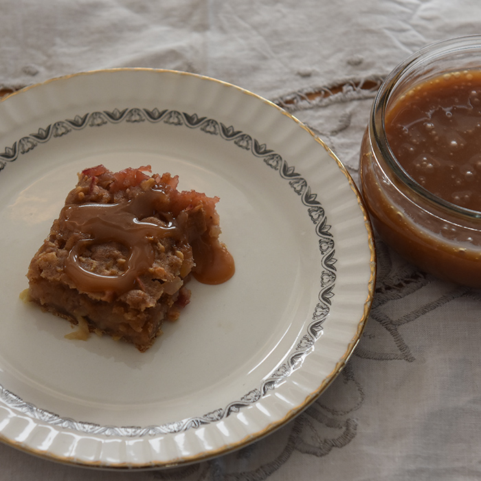 Epleblondies med salt karamellsaus Ingredienser: Epleblondie: 100 g Smør ½ dl Sukker 1 dl Sukker (brunt) 1 Egg 1 ts Vaniljesukker 2 ½ dl Mel 1 ts Kanel 500 g Epler (hakket) Salt karamellsaus 200 g Sukker 125 g Vann 50 g Smør 1 ¼ dl Kremfløte ½ ts Vaniljeekstrakt ½ ts Salt https://heidisboble.no/ @heidisboble