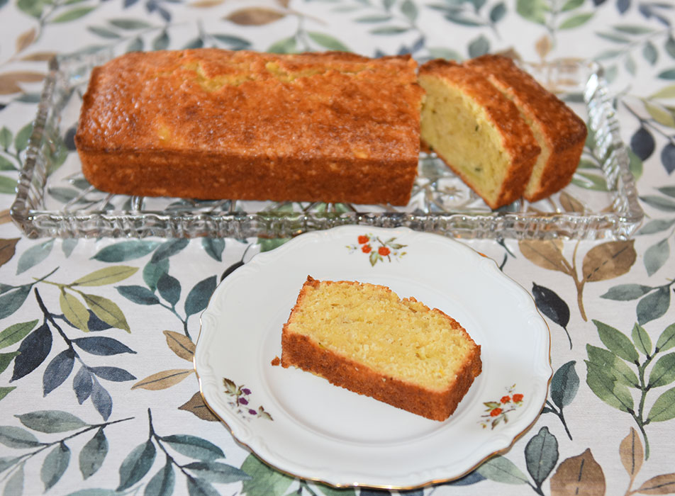 Squashformkake med smak av lime og ingefær Ingredienser: 3 dl Hvetemel 1 ½ ts Ingefær (malt) 1 ½ ts Bakepulver 2 dl Sukker ¼ dl Olje (nøytral) 1 Lime (skall og saft) 2 ½ dl Squash (1 stk (250 – 300 g), grovt revet) https://heidisboble.no/ @heidisboble