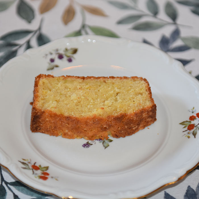 Squashformkake med smak av lime og ingefær Ingredienser: 3 dl Hvetemel 1 ½ ts Ingefær (malt) 1 ½ ts Bakepulver 2 dl Sukker ¼ dl Olje (nøytral) 1 Lime (skall og saft) 2 ½ dl Squash (1 stk (250 – 300 g), grovt revet) https://heidisboble.no/ @heidisboble