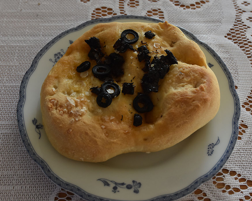 Små focaccia med oliven og soltørkete tomater Ingredienser: Fordeig (dagen før); 135 g Hvetemel 1 ½ dl Vann (kaldt) 2 g Gjær (fersk – på størrelse med en ert) Dagen du skal bake: 1 kg Hvetemel 2 ss Olje (nøytral) 15 g Salt (2 ts) 5 ½ dl Vann (romtemperert) 20 g Gjær 1 ts Sukker 2 ss Olivenolje Topping: 2 ss Olivenolje Oliven (hakket) Tomater (soltørkete) Flaksalt Romarin https://heidisboble.no/ @heidisboble