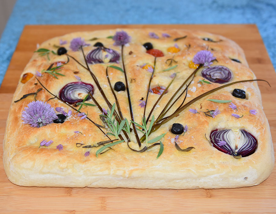 St. Hans-pyntet focaccia Ingredienser: Fordeig (dagen før); 135 g Hvetemel 1 ½ dl Vann (kaldt) 2 g Gjær (fersk – på størrelse med en ert) Dagen du skal bake: 1 kg Hvetemel 2 ss Olje (nøytral) 15 g Salt (2 ts) 5 ½ dl Vann (romtemperert) 20 g Gjær 1 ts Sukker 2 ss Olivenolje Topping: 2 ss Olivenolje Gressløk, rødløk, cherrytomater, Flaksalt, oliven, timian https://heidisboble.no/ @heidisboble