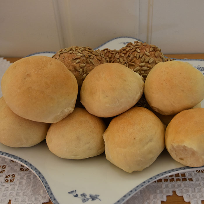 Focaccia-rundstykker Ingredienser: Fordeig (dagen før); 135 g Hvetemel 1 ½ dl Vann (kaldt) 2 g Gjær (fersk – på størrelse med en ert) Dagen du skal bake: 1 kg Hvetemel 2 ss Olje (nøytral) 15 g Salt (2 ts) 5 ½ dl Vann (romtemperert) 20 g Gjær 1 ts Sukker 2 ss Olivenolje https://heidisboble.no/ @heidisboble