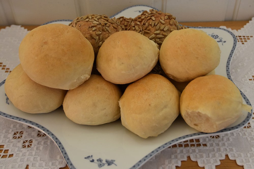 Focaccia-rundstykker Ingredienser: Fordeig (dagen før); 135 g Hvetemel 1 ½ dl Vann (kaldt) 2 g Gjær (fersk – på størrelse med en ert) Dagen du skal bake: 1 kg Hvetemel 2 ss Olje (nøytral) 15 g Salt (2 ts) 5 ½ dl Vann (romtemperert) 20 g Gjær 1 ts Sukker 2 ss Olivenolje https://heidisboble.no/ @heidisboble