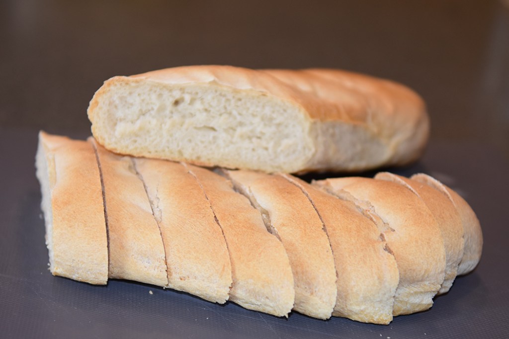 Gode baguetter Ingredienser: Fordeig: 1250 g Hvetemel 9 dl Vann Tilsettes: 30 g Salt 15 g Gjær https://heidisboble.no/ @heidisboble