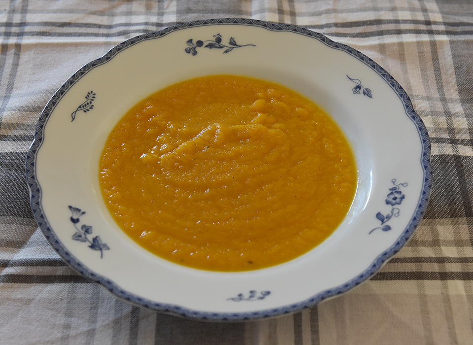 Gulrotsuppe med kokosmelk og ristede frø Ingredienser 1 ss Olje (nøytral) 1 Løk (hakket) 3 fedd Hvitløk 2-3 cm Ingefær (ca 1½ ts raspet) 400 g Gulerøtter (raspet) 1 ts Eddik (rødvin) 8 dl Grønnsakkraft (eller vann og buljong) Salt og pepper Topping (Valgfritt): Kokosmelk Frø og cashewnøtter (ristede) https://heidisboble.no/ @heidisboble