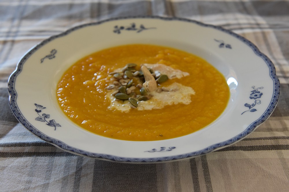 Gulrotsuppe med kokosmelk og ristede frø Ingredienser 1 ss Olje (nøytral) 1 Løk (hakket) 3 fedd Hvitløk 2-3 cm Ingefær (ca 1½ ts raspet) 400 g Gulerøtter (raspet) 1 ts Eddik (rødvin) 8 dl Grønnsakkraft (eller vann og buljong) Salt og pepper Topping (Valgfritt): Kokosmelk Frø og cashewnøtter (ristede) https://heidisboble.no/ @heidisboble