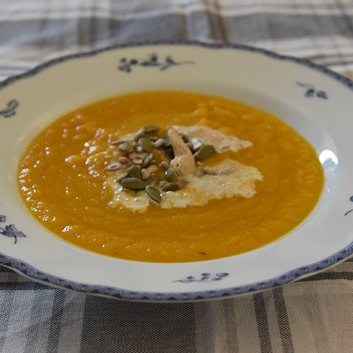 Gulrotsuppe med kokosmelk og ristede frø Ingredienser 1 ss Olje (nøytral) 1 Løk (hakket) 3 fedd Hvitløk 2-3 cm Ingefær (ca 1½ ts raspet) 400 g Gulerøtter (raspet) 1 ts Eddik (rødvin) 8 dl Grønnsakkraft (eller vann og buljong) Salt og pepper Topping (Valgfritt): Kokosmelk Frø og cashewnøtter (ristede) https://heidisboble.no/ @heidisboble