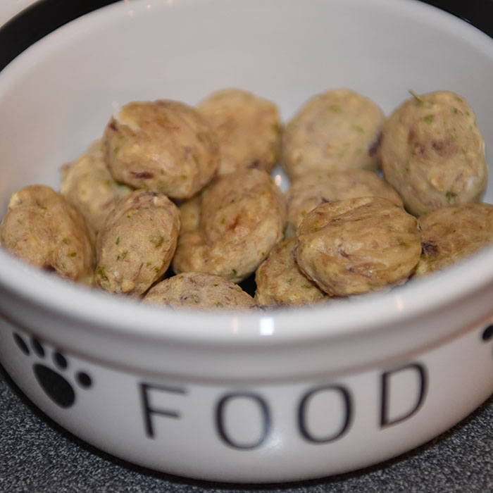 Tuna-treats (for dogs) Ingredients: 1 cans Tuna (in oil or water) (170 g/6 ounces / ½ cup) 1 Egg 1 tsp Parsley (chopped) ½ cup Oatmeal Rice flour Tunfisk godbiter (Hundemat) Ingredienser: 1 bx Tunfisk (i vann eller olje) 1 Egg 1 ts Persille (hakket) 1 dl Havregryn (lettkokte) Potetmel eller rismel https://heidisboble.no/ @heidisboble