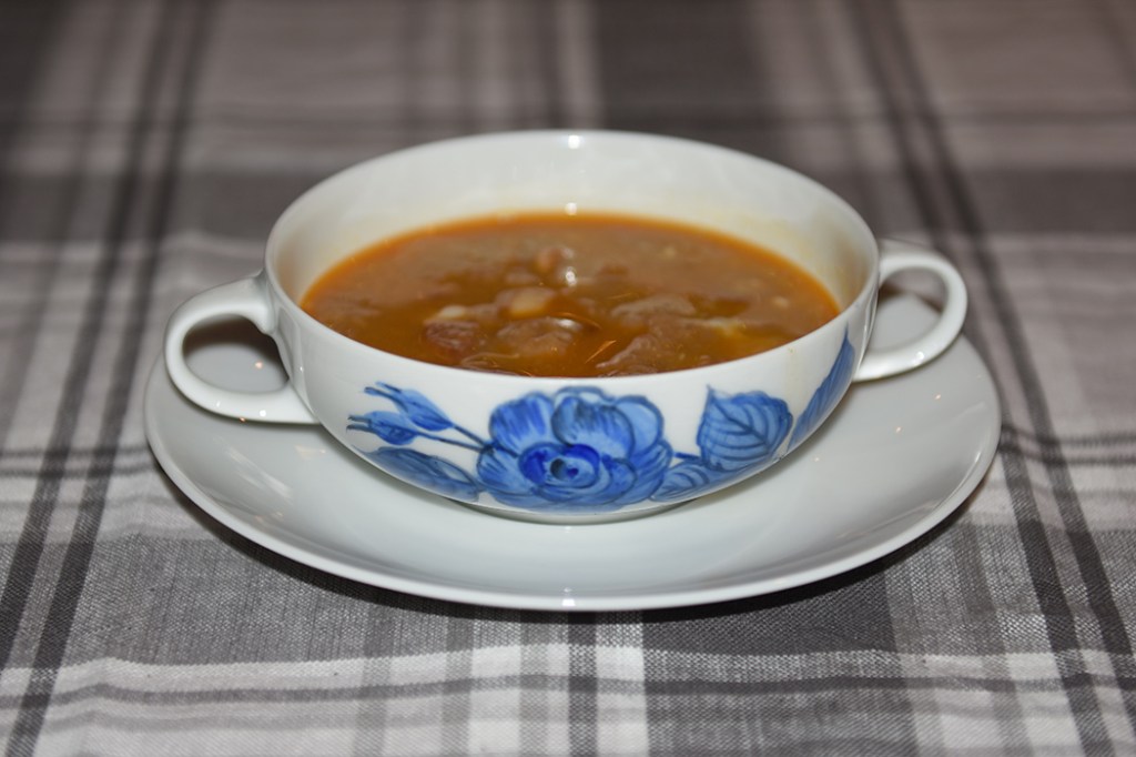 Hvitløksuppe - sopa de ajo Ingredienser ½ dl Olivenolje 3 fedd Hvitløk (i tynne skiver) 100 g Loff (gårbakt) 1 ss Paprikapulver (helst søt) 1 ts Salt 10 dl Vann 4 Egg https://heidisboble.no/ @heidisboble